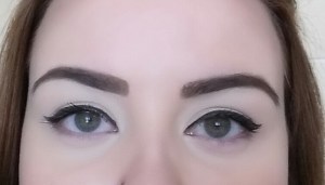 Right eyebrow: more defined inner corner. Left eyebrow: More relaxed/natural inner corner